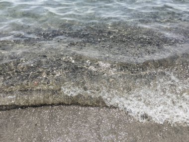 Yaz aylarında bir plajda deniz dalgası