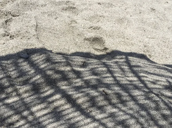 Reflejo de sombrilla en una playa de arena —  Fotos de Stock