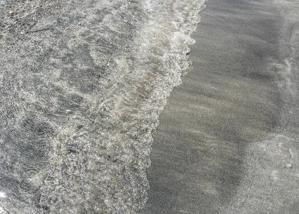 М'яка хвиля моря на піщаному пляжі влітку — стокове фото