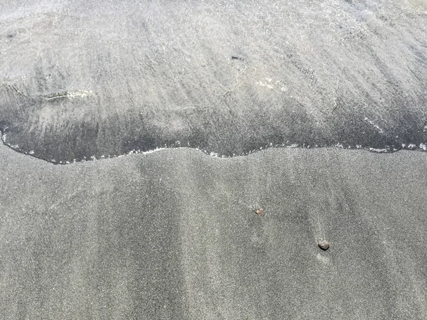 Suave ola de mar en una playa de arena en verano —  Fotos de Stock