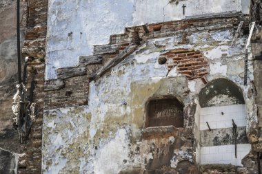 Arka plan olarak duvar ihmal edilen eski binalar