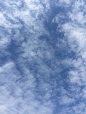 bulutlu gökyüzü arka plan olarak