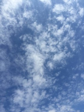 bulutlu gökyüzü arka plan olarak