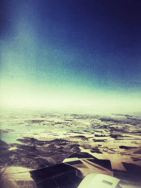 Ciel et vue au sol depuis la fenêtre plane — Photo