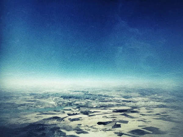 Вид на небо и землю из окна самолета — стоковое фото