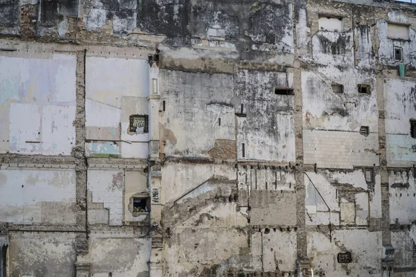 Gevel van een muur beschadigd verlaten appartement — Stockfoto