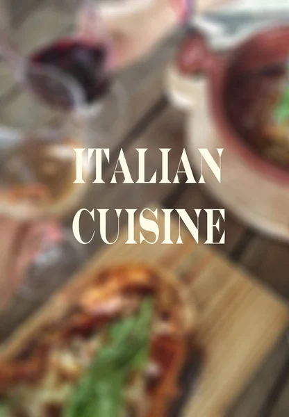Şarap toasting elleri ile arka plan bulanık bir Italia gözlük — Stok fotoğraf