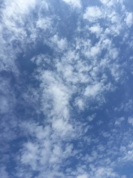 bulutlu gökyüzü arka plan olarak