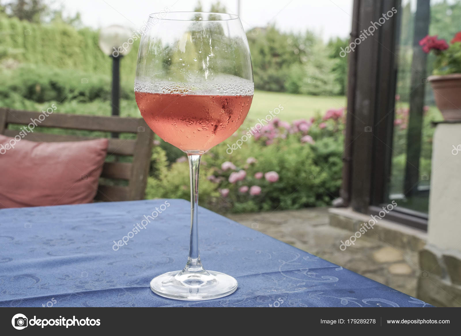 wein im garten, ein glas wein tisch garten sommer — stockfoto © bernanamoglu #179289278, Design ideen