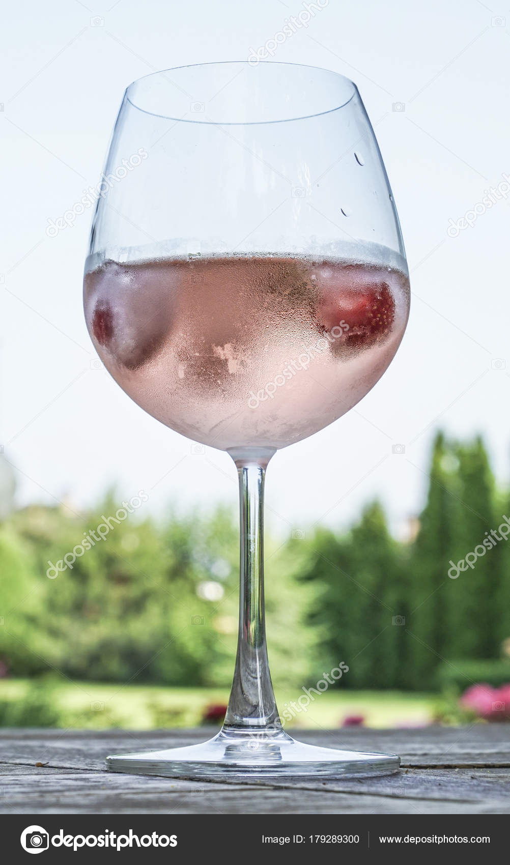 Ein Glas Wein Tisch Garten Sommer Stockfoto C Bernanamoglu