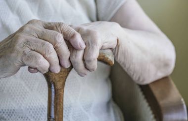 closeup kamışı üzerinde üst düzey bir kadının el buruşuk