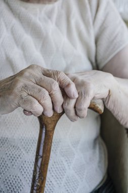 closeup kamışı üzerinde üst düzey bir kadının el buruşuk