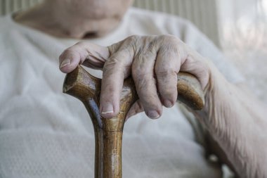 closeup kamışı üzerinde üst düzey bir kadının el buruşuk