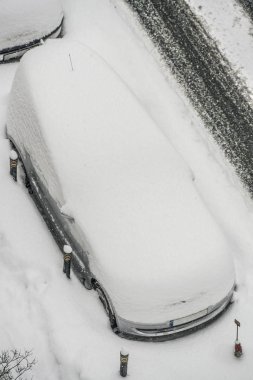 Araba park yeri yerleşim bölgesinde kar kış kar yağışı sırasında ele.
