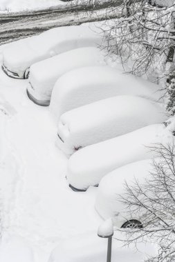 Arabalar bir park yeri yerleşim bölgesinde kar kış kar yağışı sırasında ele.