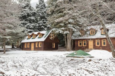 Kış, kırsal alanda ahşap kulübeler