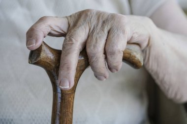 closeup kamışı üzerinde üst düzey bir kadının el buruşuk
