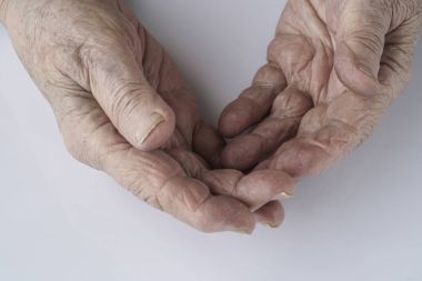 Beyaz üzerinde üst düzey bir kişinin kırışmış eller