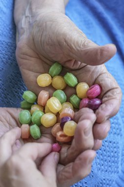 Genç yardım şeker palm üst düzey bir kişinin üzerinden alır