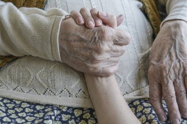 tatlı bir genç elini tutarak el buruşuk