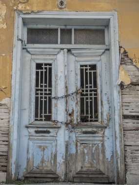 Eski bir bina ahşap kapı kilitli