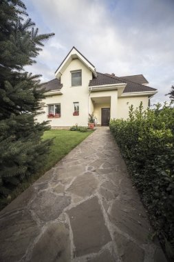 Bir özel ev ve kırsal alanda, Bahçe