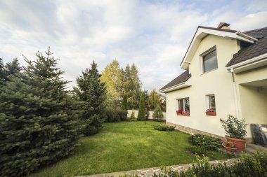 Bir bahçe güzel gökyüzü altında kırsal alanda olan bir özel ev