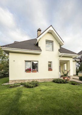 Bir bahçe güzel gökyüzü altında kırsal alanda olan bir özel ev