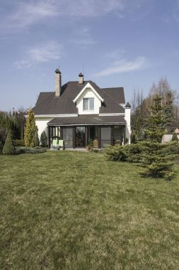 Bir bahçe güzel gökyüzü altında kırsal alanda olan bir özel ev