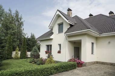 yeni bir ev ile bir bahçe güzel gökyüzü altında kırsal alanda