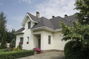 yeni bir ev ile bir bahçe güzel gökyüzü altında kırsal alanda