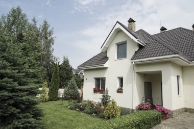 yeni bir ev ile bir bahçe güzel gökyüzü altında kırsal alanda