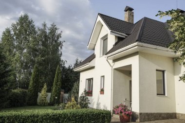 yeni bir ev ile bir bahçe güzel gökyüzü altında kırsal alanda