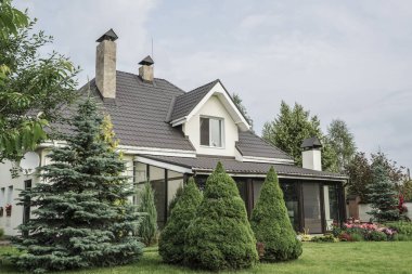 Bir özel ev ve onun Bahçe güzel gökyüzü altında