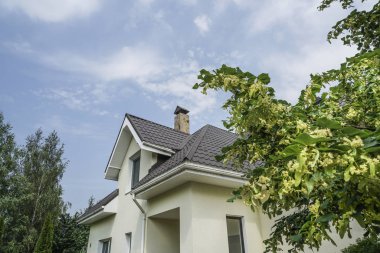 Bir özel ev güzel gökyüzü altında