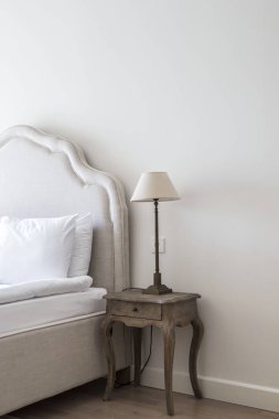 Bir rahat yatak ve lamba zarif klasik yatak odasında