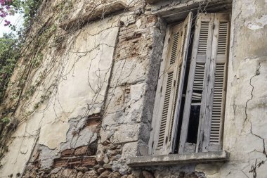 Arka plan olarak terk edilmiş bir binada dış