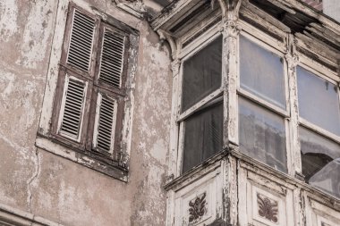 arka plan olarak terk edilmiş binada hasar