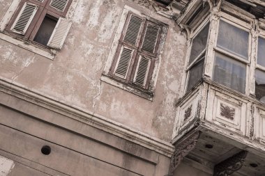 arka plan olarak terk edilmiş binada hasar