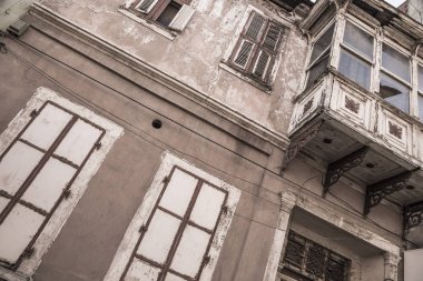 arka plan olarak terk edilmiş binada hasar