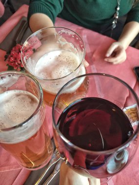 İnsanlar bira ve şarap ile tost