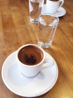 Türk kahvesi fincan ve ahşap bir masa su