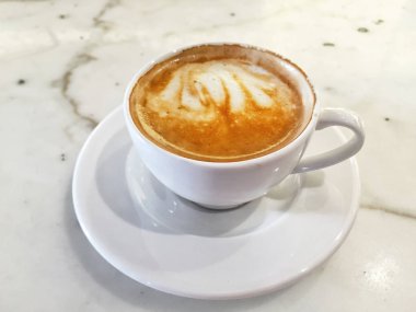 bir kafede masada bir kahve Üstten Görünüm