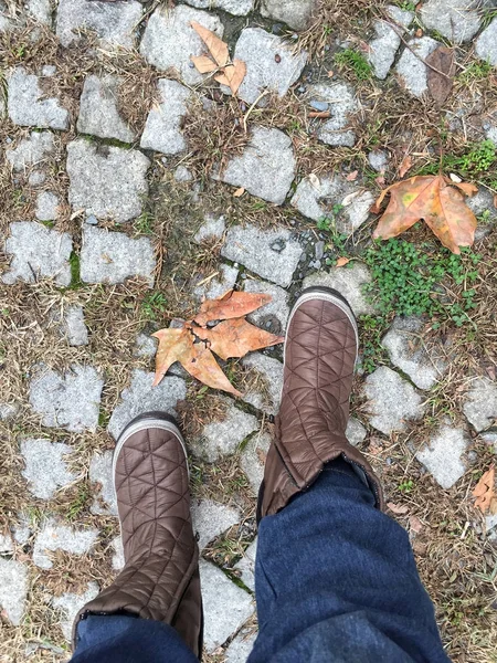 Sonbaharda Bir Arnavut Kaldırımlı Yolda Yürürken Bir Kişinin Ayak — Stok fotoğraf