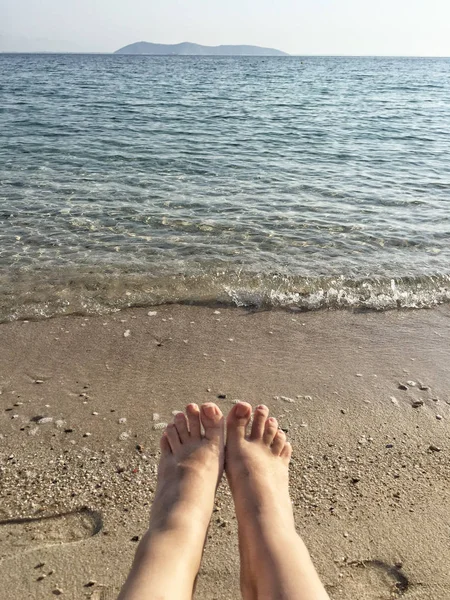 夏の海に対する女性の足 — ストック写真