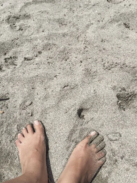 夏の砂浜に足をクローズ アップ — ストック写真