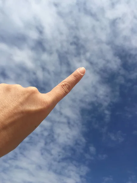 Eine Weibliche Hand Die Etwas Gegen Den Blauen Himmel Anfasst — Stockfoto