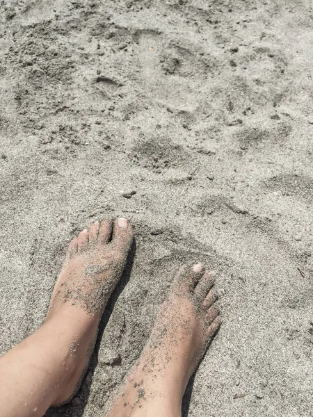 Fechar Pés Uma Praia Areia Verão — Fotografia de Stock