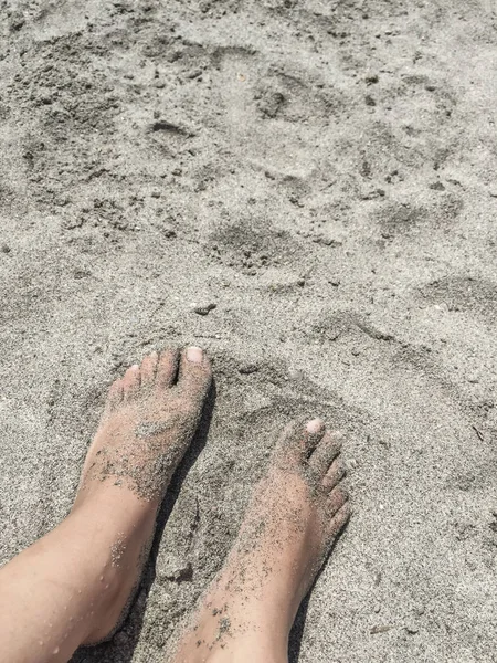 Nahaufnahme Füße Einem Sandstrand Sommer — Stockfoto