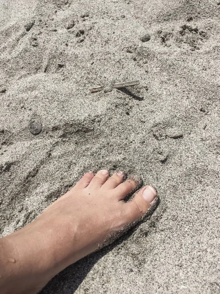 Nahaufnahme Weiblicher Fuß Einem Sandstrand Sommer — Stockfoto